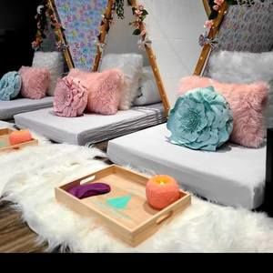 Meet your Posher, Flora